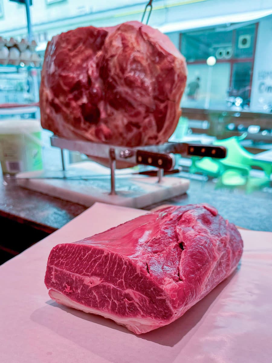Dry-Aged Fleisch in der Reifekammer